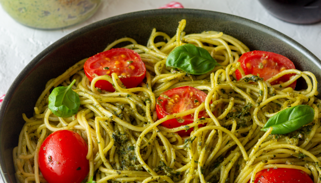 makaron z pesto z pomidorami