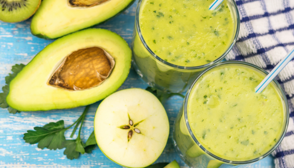 zielone smoothie i awokado