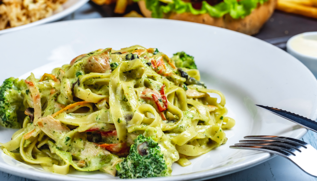 makaron z pesto i warzywami